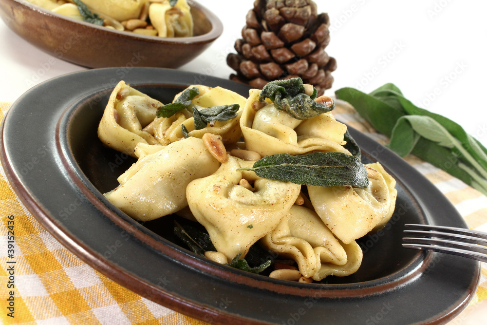 gefüllte Tortellini mit Salbeibutter gefüllte Tortellini mit Salbeibutter