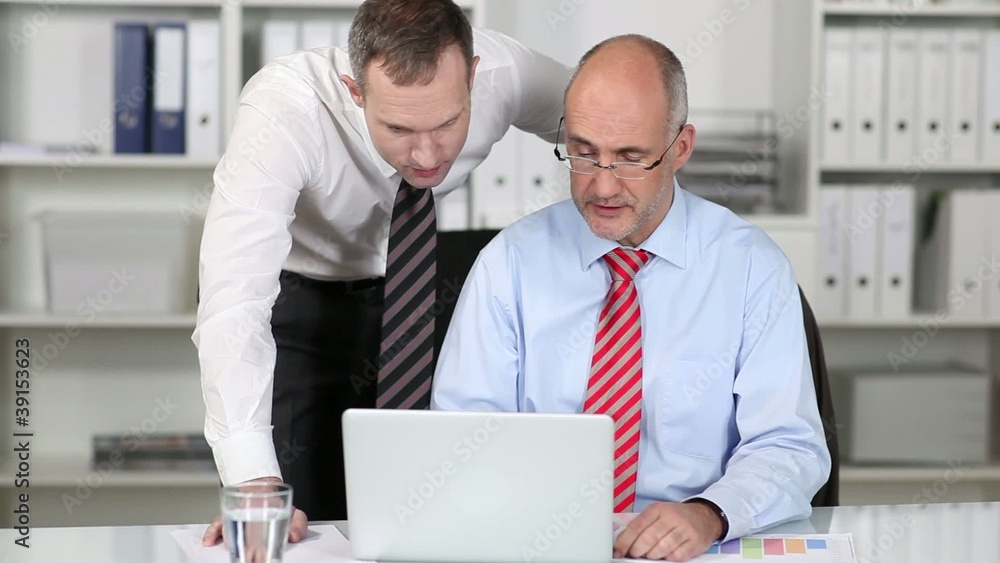 zwei kollegen in einer besprechung am notebook