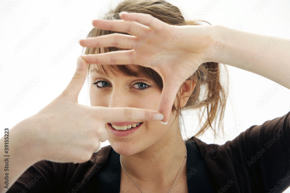 Fototapeta premium Teenager schaut durch einen Rahmen ..