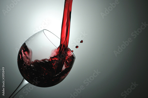 Fotografie red wine isolated on white background