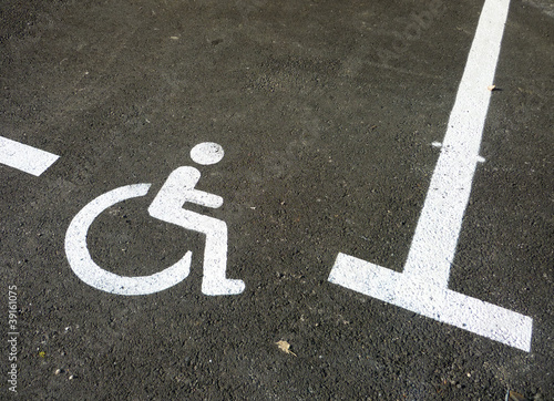 Emplacement parking handicapé
