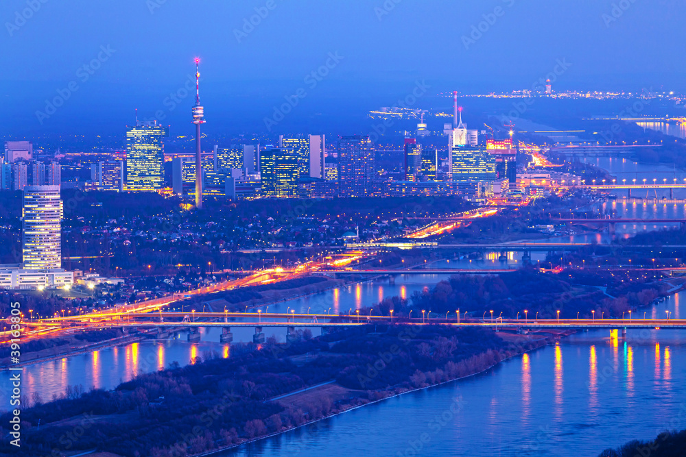 Wien bei Nacht mit Donau