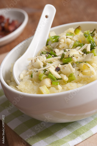 Mashed potatoes with cheese and spring onions