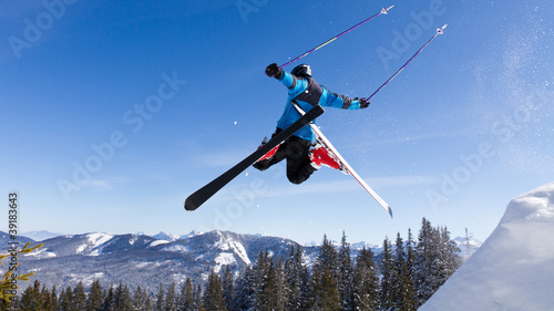Skifahrer im Sprung