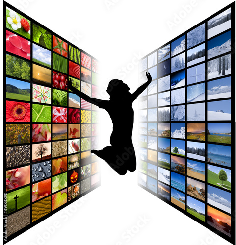 Freudensprung vor Bilderwand