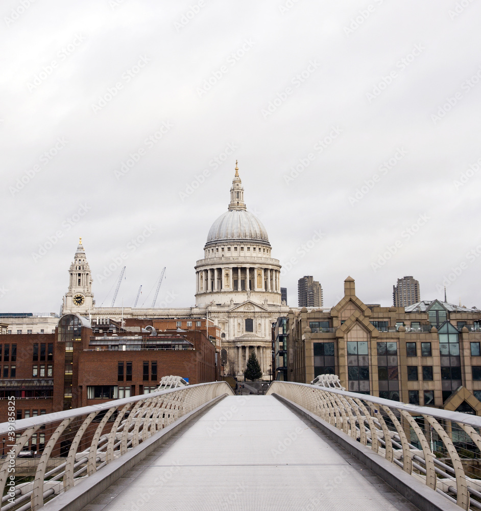 Fototapeta premium St Paul's Cathedral and Millennium Bridge