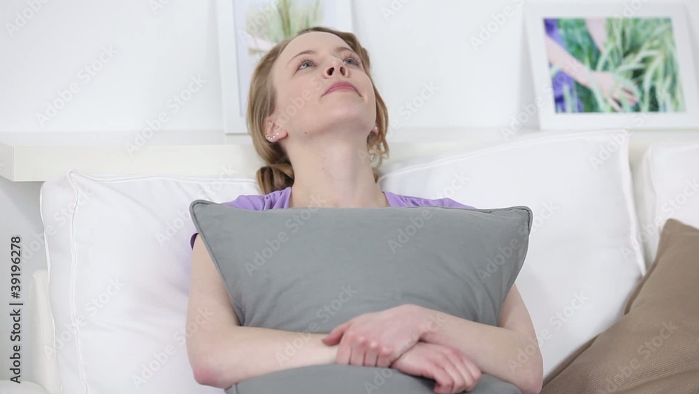 junge frau macht sich sorgen junge frau macht sich sorgen