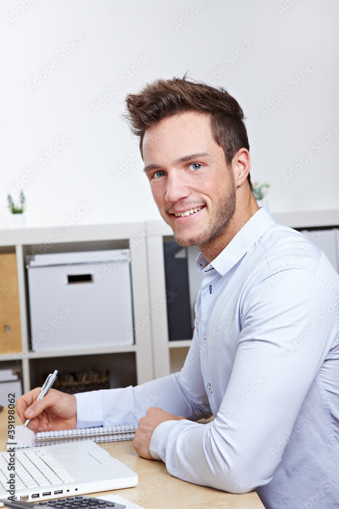 Fototapeta premium Lächelnder Student am Computer