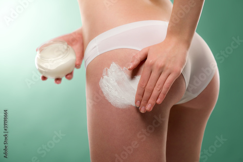 Obraz na płótnie Woman apply cellulite cream on bottom