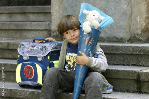 Kleiner Junge bei der Einschulung