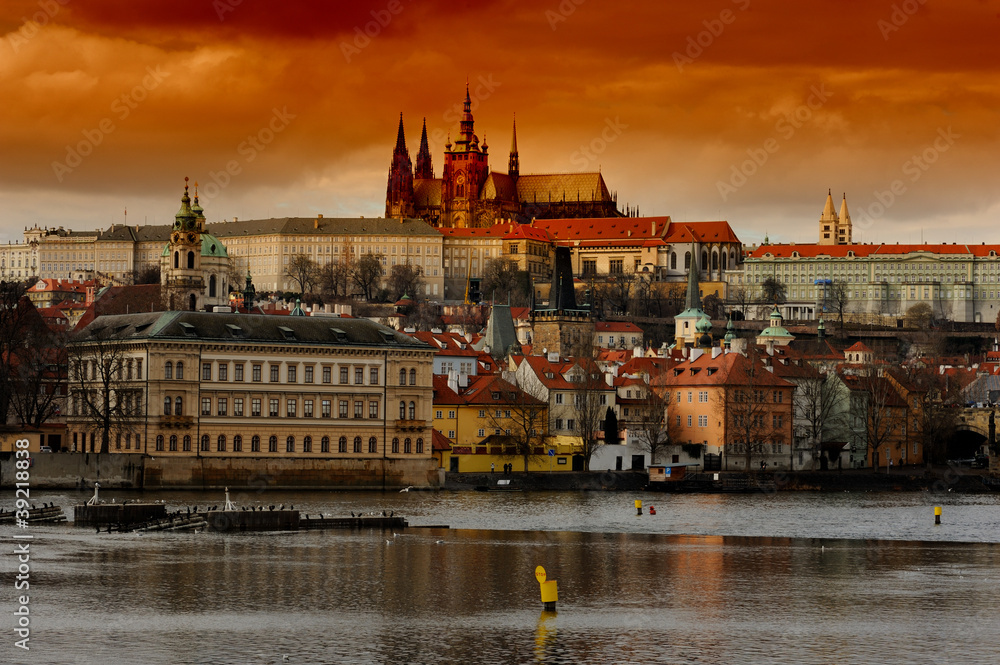 Obraz premium Sunset View of The Prague Castle over Vltava