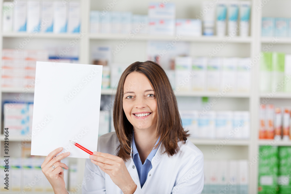 lächelnde apothekerin zeigt weißes schild lächelnde apothekerin zeigt weißes schild