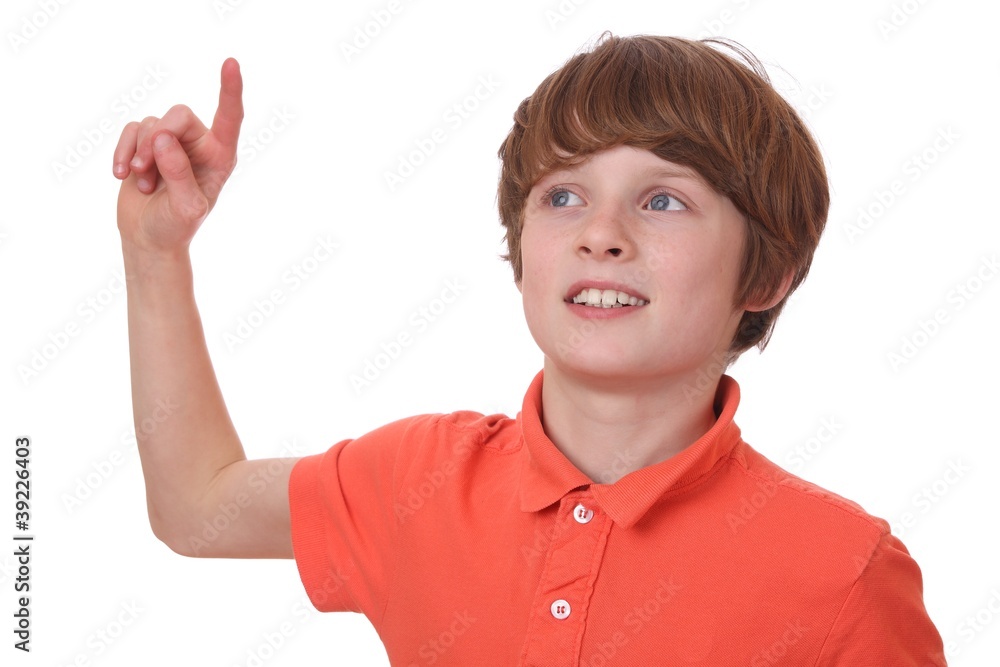 Lächelnder Junge meldet sich