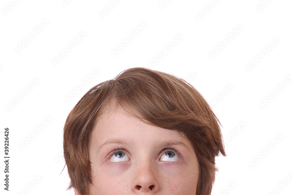 Nahaufname eines Jungen der nach oben schaut Nahaufname eines Jungen der nach oben schaut