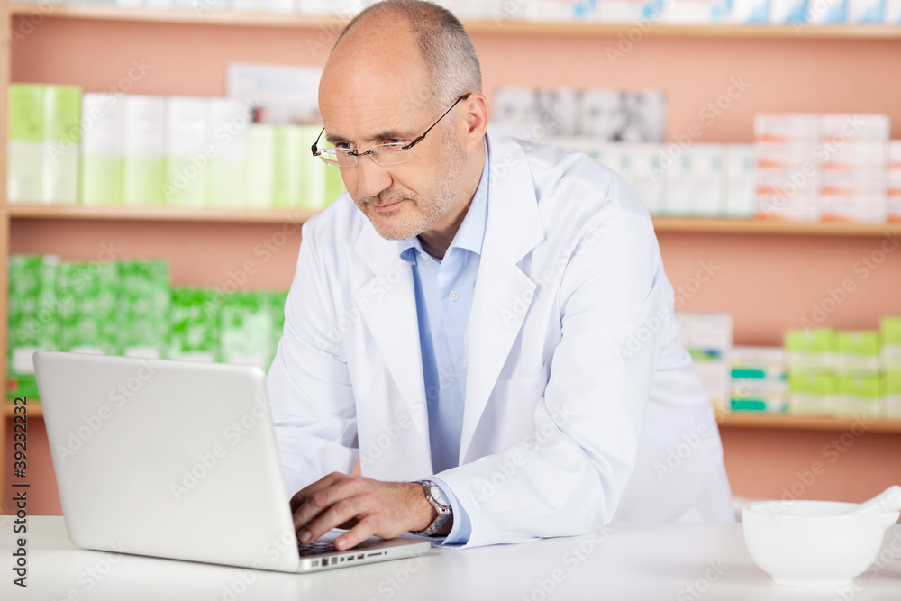 apotheker schreibt am laptop apotheker schreibt am laptop