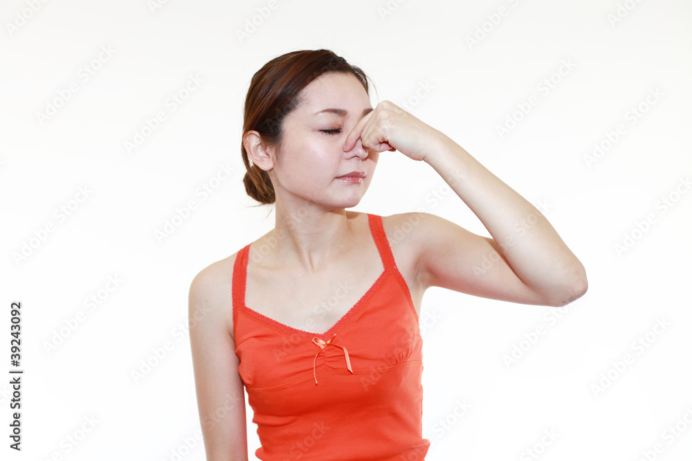 鼻炎の症状に苦しむ女性