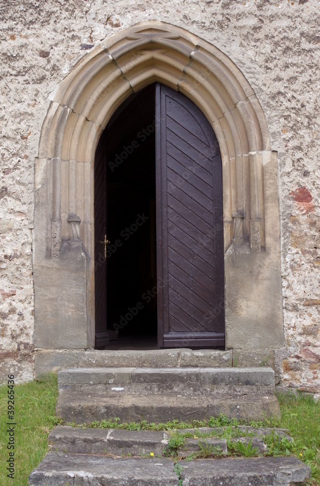Portal i drzwi do średniowiecznego kościoła