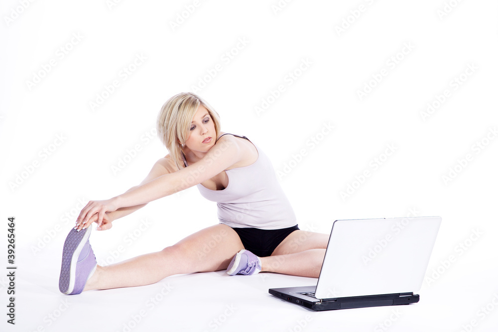 Frau bei der Arbeit vorm Laptop macht Sport Frau bei der Arbeit vorm Laptop macht Sport