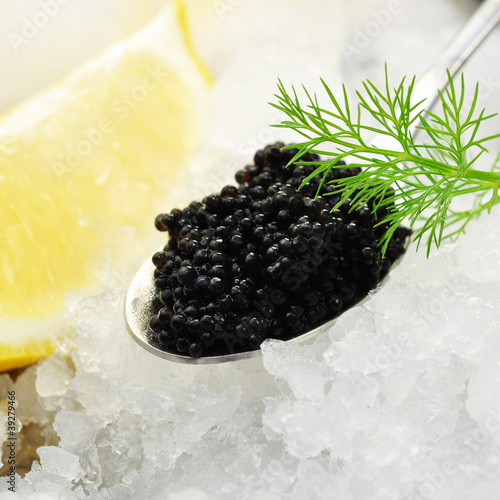 Kaviar auf Löffel