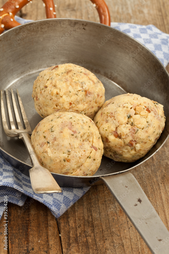 Speckknödel in Pfanne Speckknödel in Pfanne