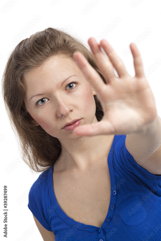 Ernste junge Frau mit Hand zum Stopp erhoben Ernste junge Frau mit Hand zum Stopp erhoben