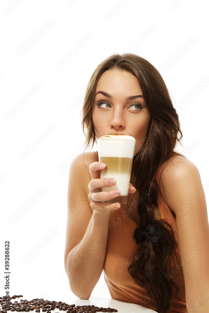 schöne frau trinkt latte macchiato kaffee und schaut zur seite schöne frau trinkt latte macchiato kaffee und schaut zur seite