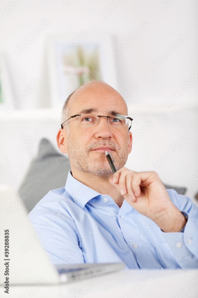 nachdenklicher mann sitzt zu hause am laptop nachdenklicher mann sitzt zu hause am laptop