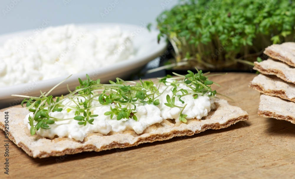 Knäckebrot, Frischkäse und Kresse Stock-Foto | Adobe Stock