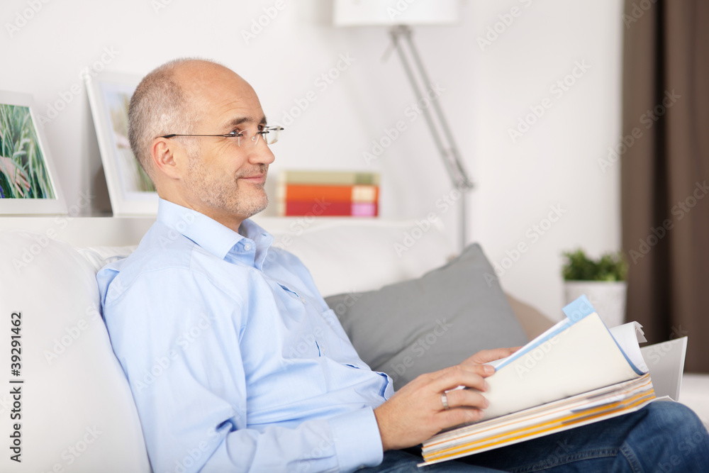 mann mit unterlagen sitzt zu hause mann mit unterlagen sitzt zu hause