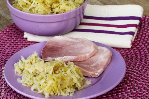 Schweinerippchen mit Sauerkraut photo