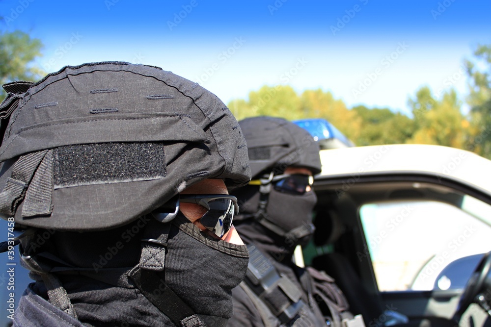 Two policemen, a special unit Two policemen, a special unit