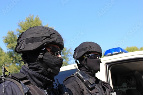Two policemen, a special unit © martinfredy