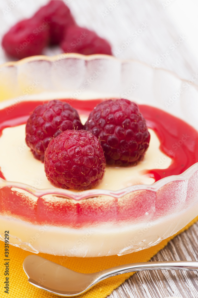 Cream pudding with raspberries Cream pudding with raspberries