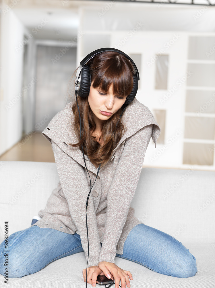 Wunschmotiv: young woman listening to music on her mp3 player #39324694