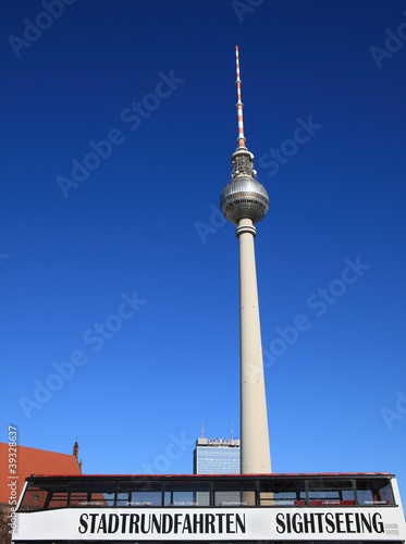 Wallpaper Mural Stadtrundfahrtenbus vor Berliner Wahrzeichen Fernsehturm Torontodigital.ca