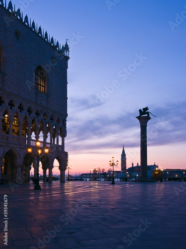 Doge's Palace at dawn in Venice © ErickN