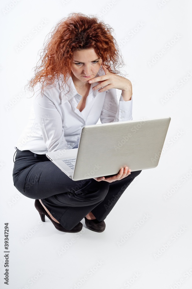 rothaarige frau mit laptop 5 rothaarige frau mit laptop 5