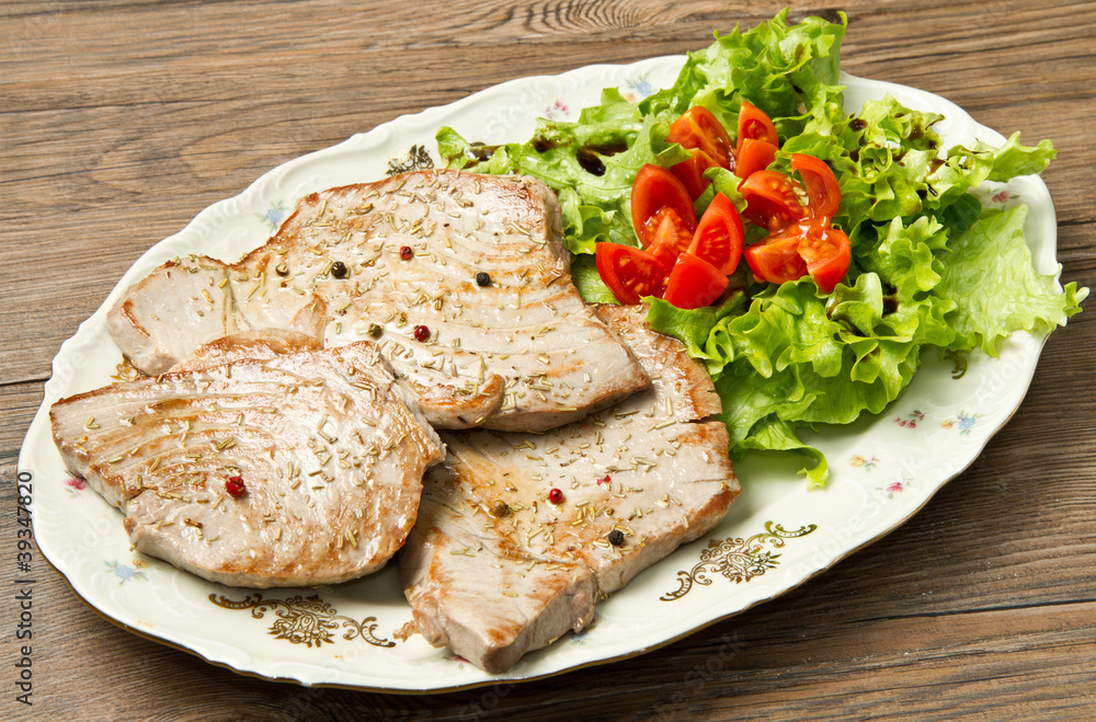 filetto di tonno alla griglia con insalata filetto di tonno alla griglia con insalata