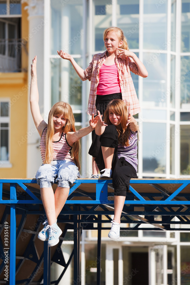 Obraz premium Teenage girls relaxing on a city street
