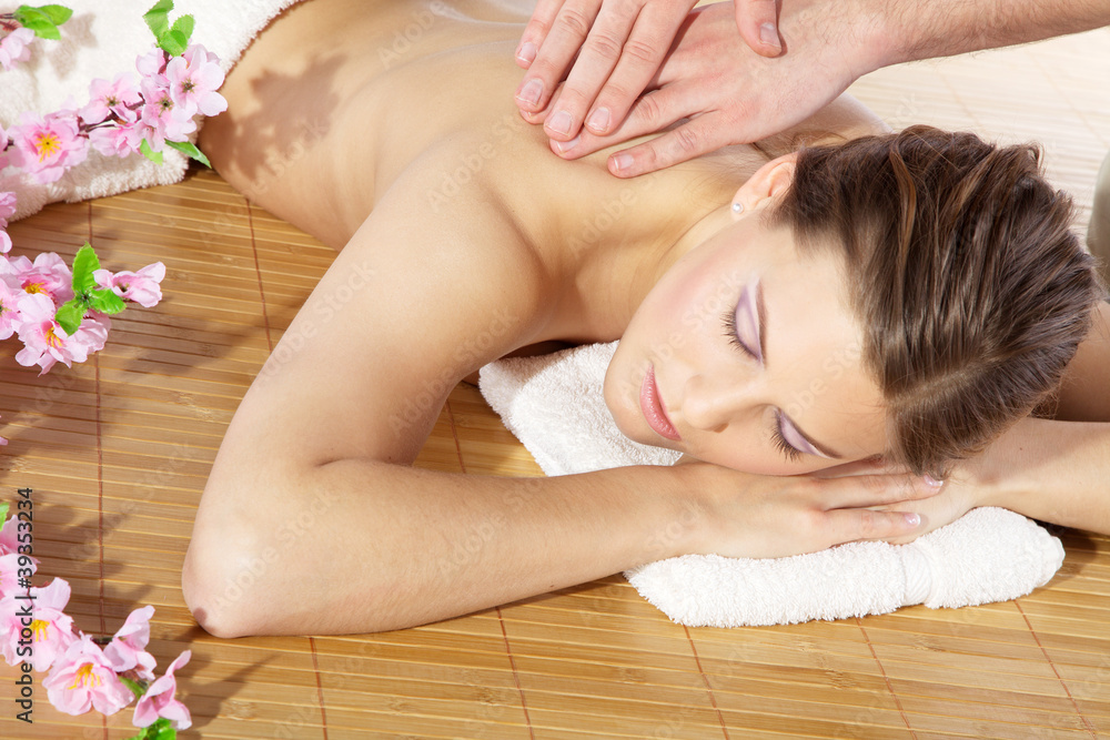 Frau entspannt bei SPA mit Massage mit Händen Massage - obrazy, fototapety, plakaty 