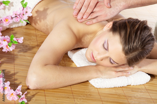 Frau entspannt bei SPA mit Massage mit Händen Massage