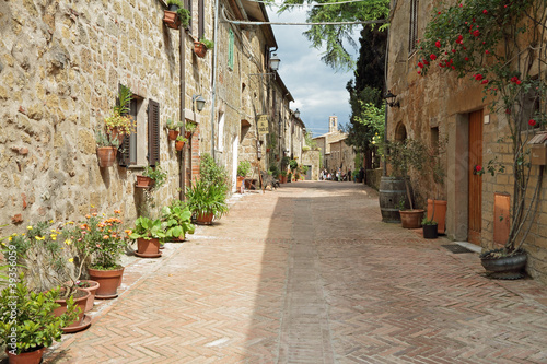 Fototapeta ulica wybrukowana cegłą w starym włoskim borgo Sovana w Toskanii,