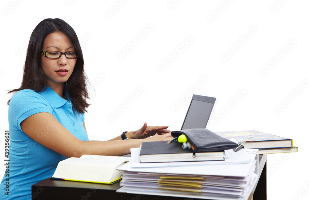 Studentin arbeitet am Schreibtisch Studentin arbeitet am Schreibtisch