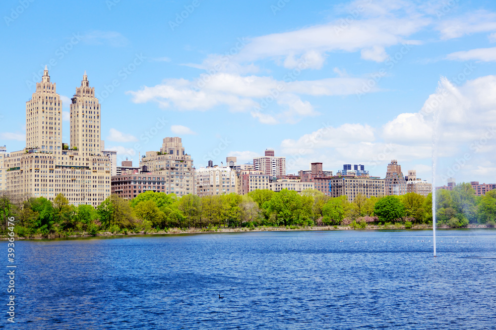 Reservoir in Central Park and Manhattan skyline, New York City
