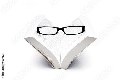 Lesebrille auf Buch