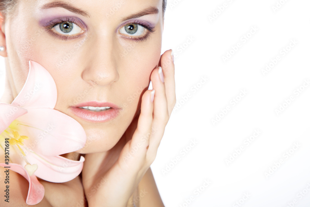 Model Gesicht mit Lilie und Hand Poster Nahaufnahme Model Gesicht mit Lilie und Hand Poster Nahaufnahme