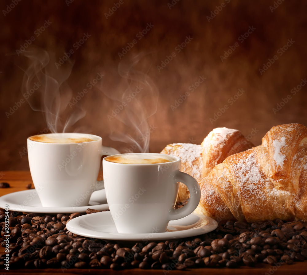 Foto Stock Tazzine di caffè caldo con brioches fresche | Adobe Stock