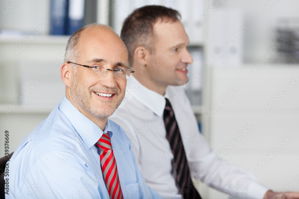 portrait eines lächelnden geschäftsmannes portrait eines lächelnden geschäftsmannes