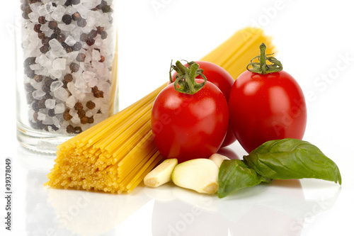 Spaghetti Nudeln mit Tomaten, Basilikum und Knoblauchzehen