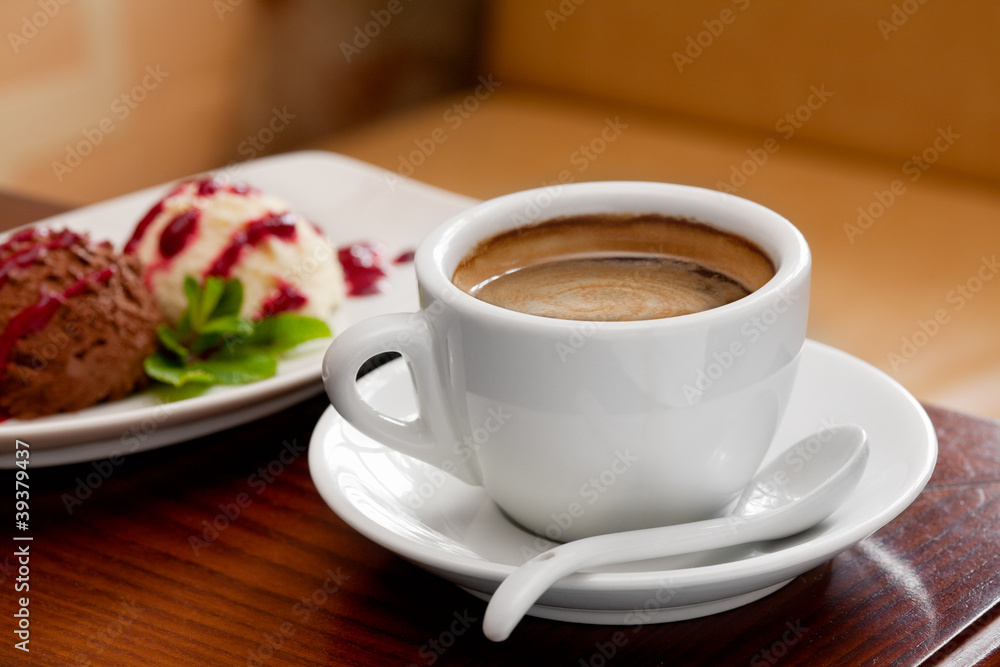 Obraz premium coffee cup and ice cream on restaurant table